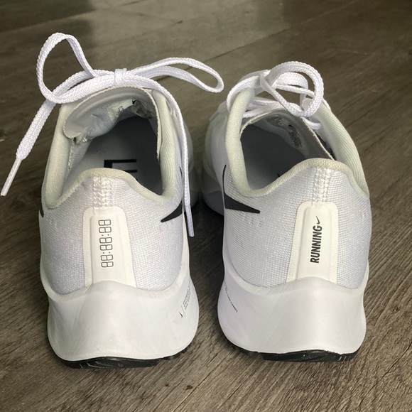 Like New Women’s Nike Air Zoom Pegasus 37 Running Shoes - Picture 11 of 16